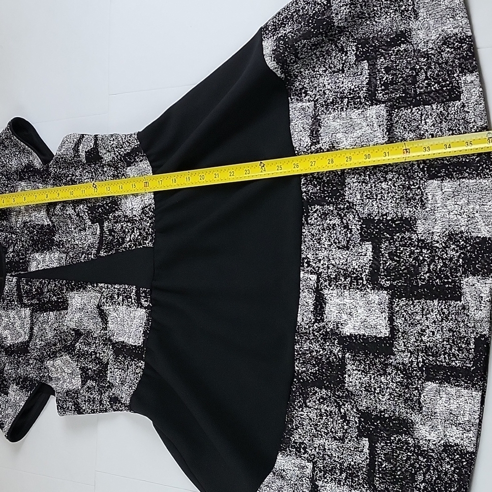 Betsey Johnson Black White Abstract Textured Short Sleeve Fit & Flare Dress - Picture 15 of 16